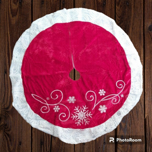Nwot Red Christmas Tree Skirt With White Trim & Embroidered Snowflake Pattern